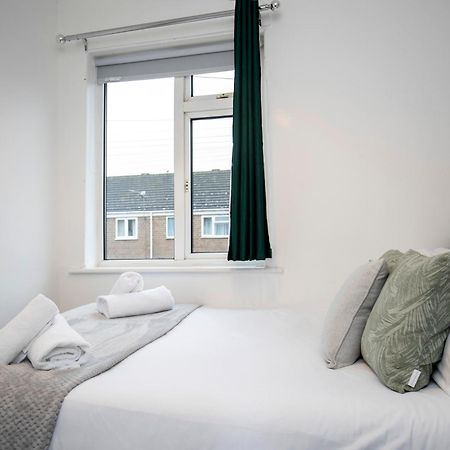 Quiet And Comfy House With 2 Bedrooms And 2 Bathrooms Super Fast Wifi And Crisp Hotel Standard White Linen Hosted By Our Home Short Stays Ντάρλινγκτον Εξωτερικό φωτογραφία