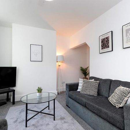 Quiet And Comfy House With 2 Bedrooms And 2 Bathrooms Super Fast Wifi And Crisp Hotel Standard White Linen Hosted By Our Home Short Stays Ντάρλινγκτον Εξωτερικό φωτογραφία