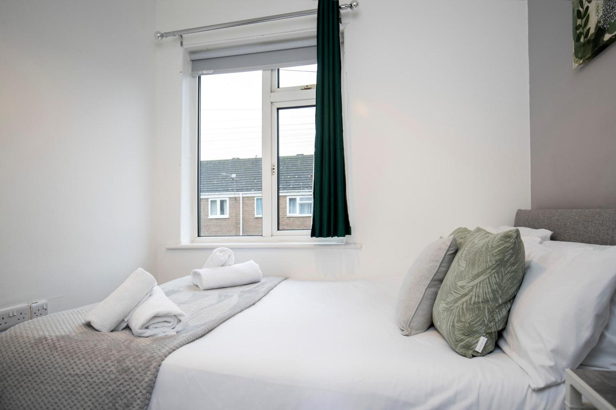 Quiet And Comfy House With 2 Bedrooms And 2 Bathrooms Super Fast Wifi And Crisp Hotel Standard White Linen Hosted By Our Home Short Stays Ντάρλινγκτον Εξωτερικό φωτογραφία