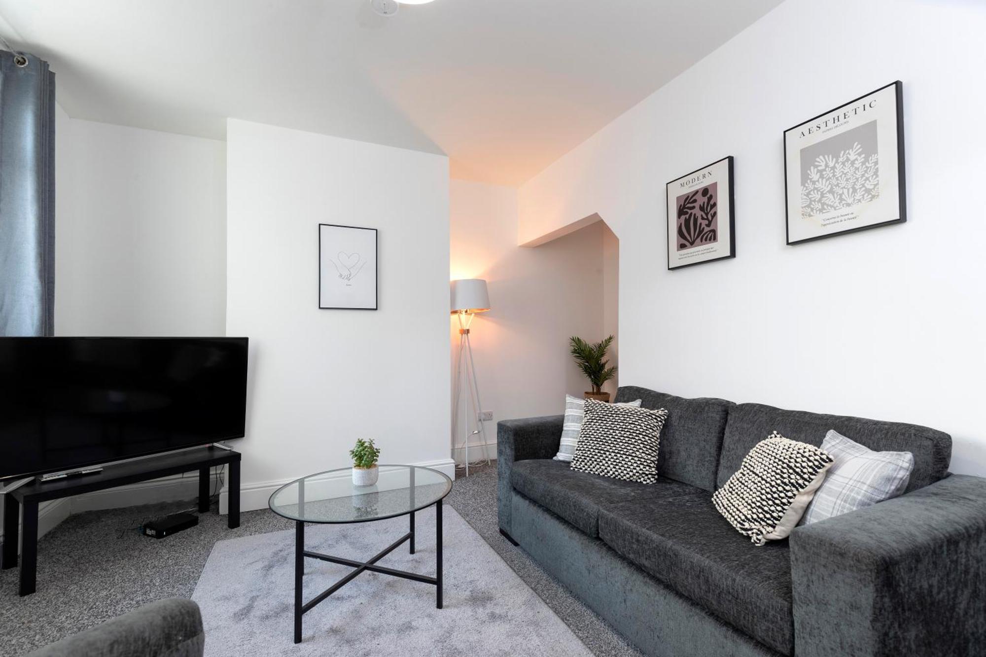 Quiet And Comfy House With 2 Bedrooms And 2 Bathrooms Super Fast Wifi And Crisp Hotel Standard White Linen Hosted By Our Home Short Stays Ντάρλινγκτον Εξωτερικό φωτογραφία