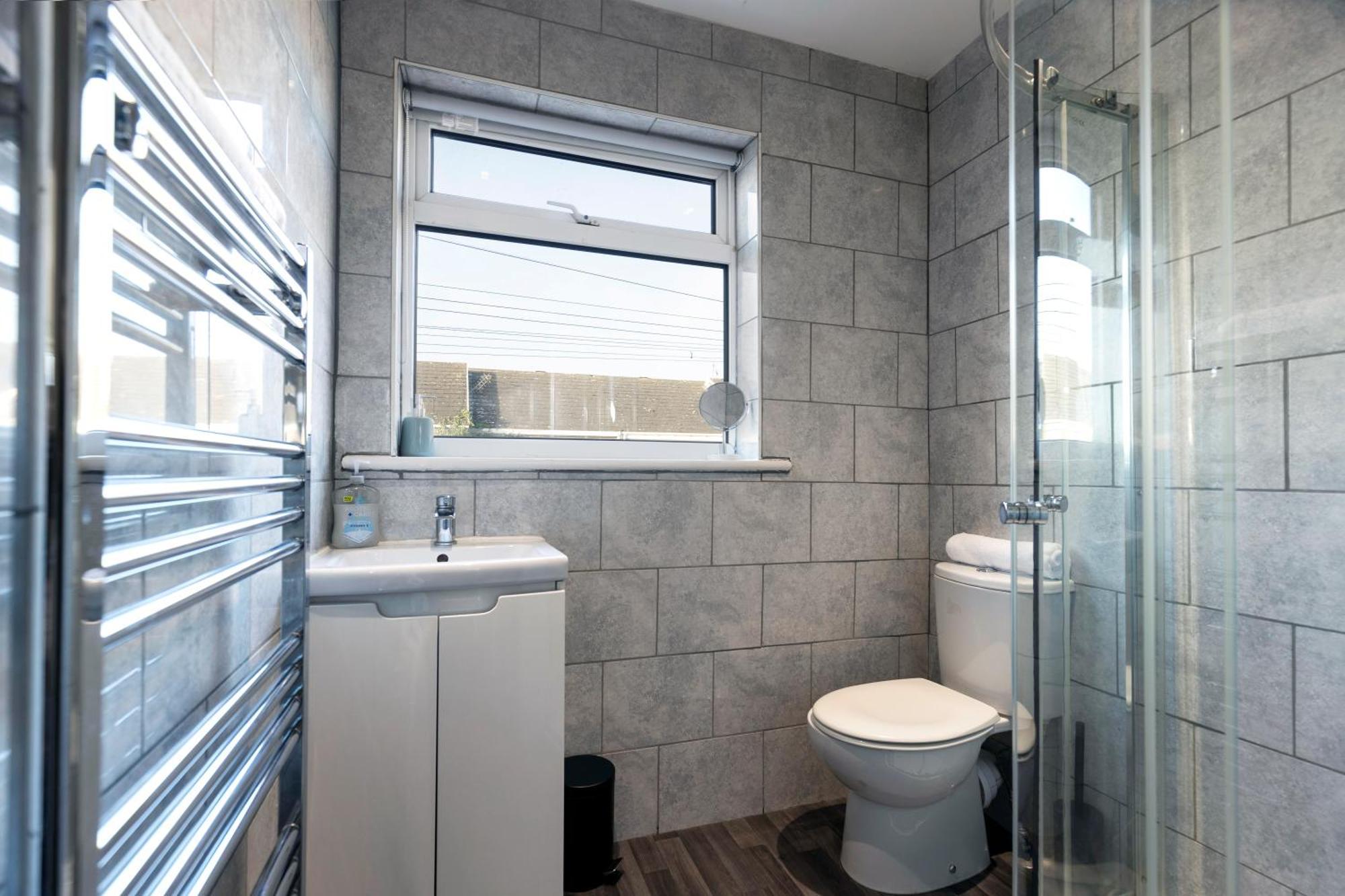 Quiet And Comfy House With 2 Bedrooms And 2 Bathrooms Super Fast Wifi And Crisp Hotel Standard White Linen Hosted By Our Home Short Stays Ντάρλινγκτον Εξωτερικό φωτογραφία