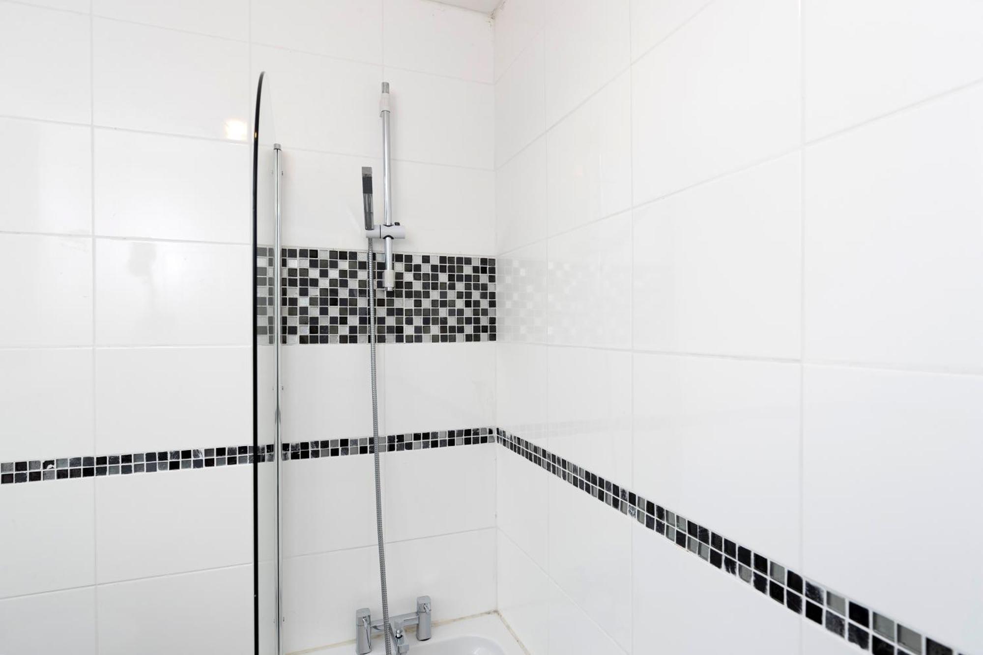 Quiet And Comfy House With 2 Bedrooms And 2 Bathrooms Super Fast Wifi And Crisp Hotel Standard White Linen Hosted By Our Home Short Stays Ντάρλινγκτον Εξωτερικό φωτογραφία