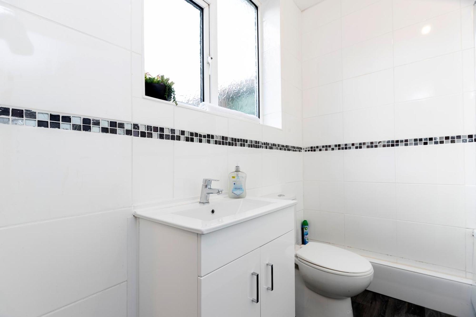 Quiet And Comfy House With 2 Bedrooms And 2 Bathrooms Super Fast Wifi And Crisp Hotel Standard White Linen Hosted By Our Home Short Stays Ντάρλινγκτον Εξωτερικό φωτογραφία
