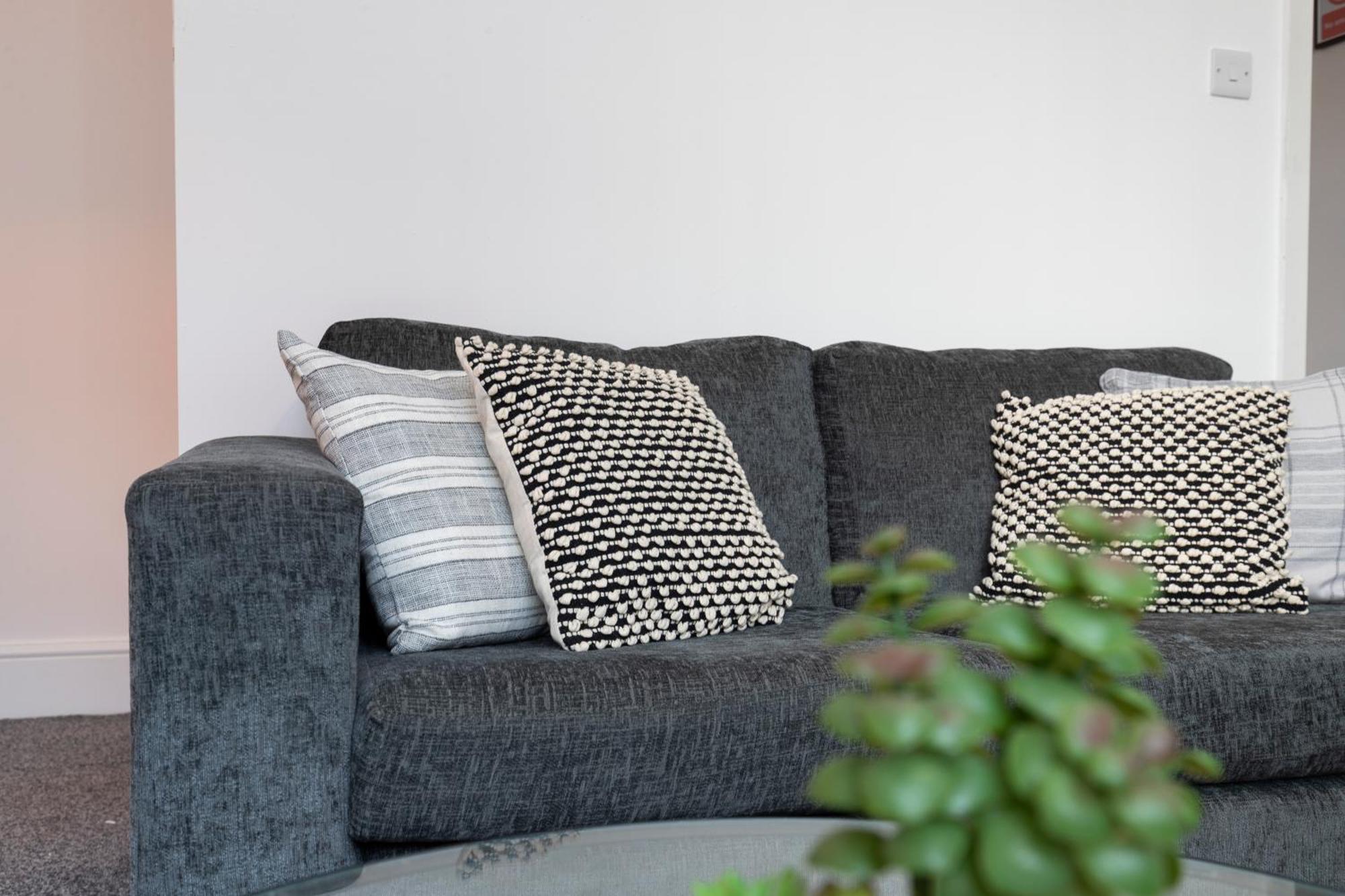 Quiet And Comfy House With 2 Bedrooms And 2 Bathrooms Super Fast Wifi And Crisp Hotel Standard White Linen Hosted By Our Home Short Stays Ντάρλινγκτον Εξωτερικό φωτογραφία